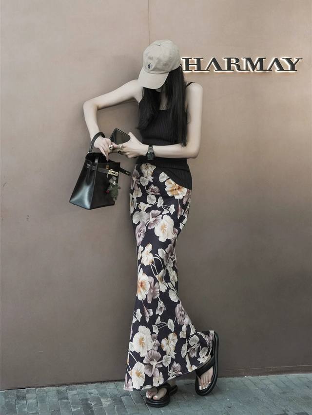 Large quantities of this elegant and graceful high-end floral print skirt is cap