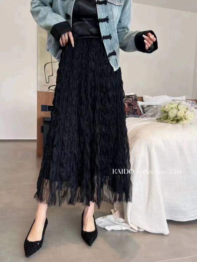 The Royal Princess' wavy skirt has a French court feel. The lively hem allows li