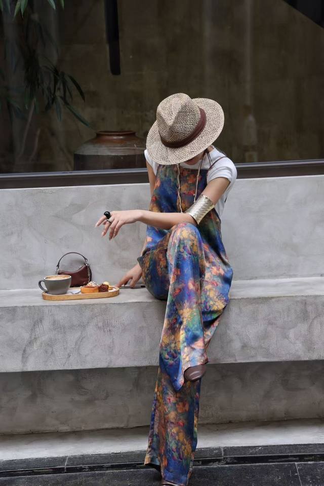 Xiangyunsha meets Impressionist brushstrokes in this walking, artistic statemen