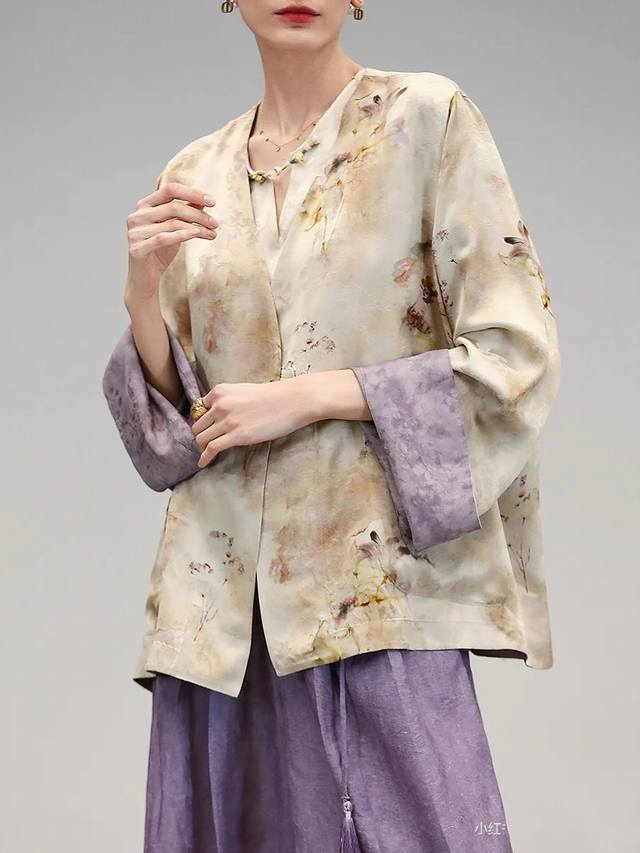 A double-sided, plant-dyed jacket is here! Made of silk rayon shantung yarn, it