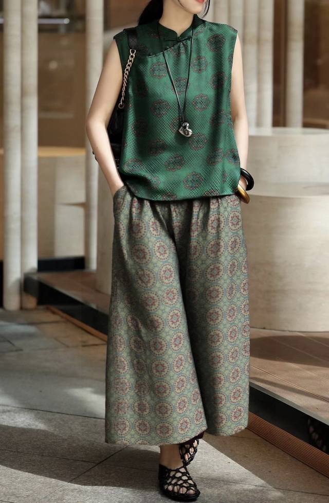 Exclusive hit rayon wide-leg pants, the rayon fabric has a smooth drape that ma