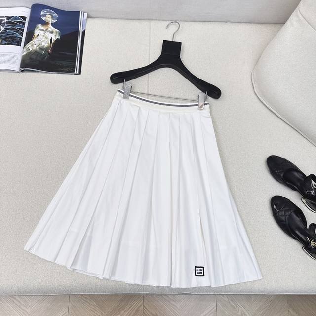 Miu's latest style for girls: a Miu 25Ss early fall, preppy-inspired pleated max