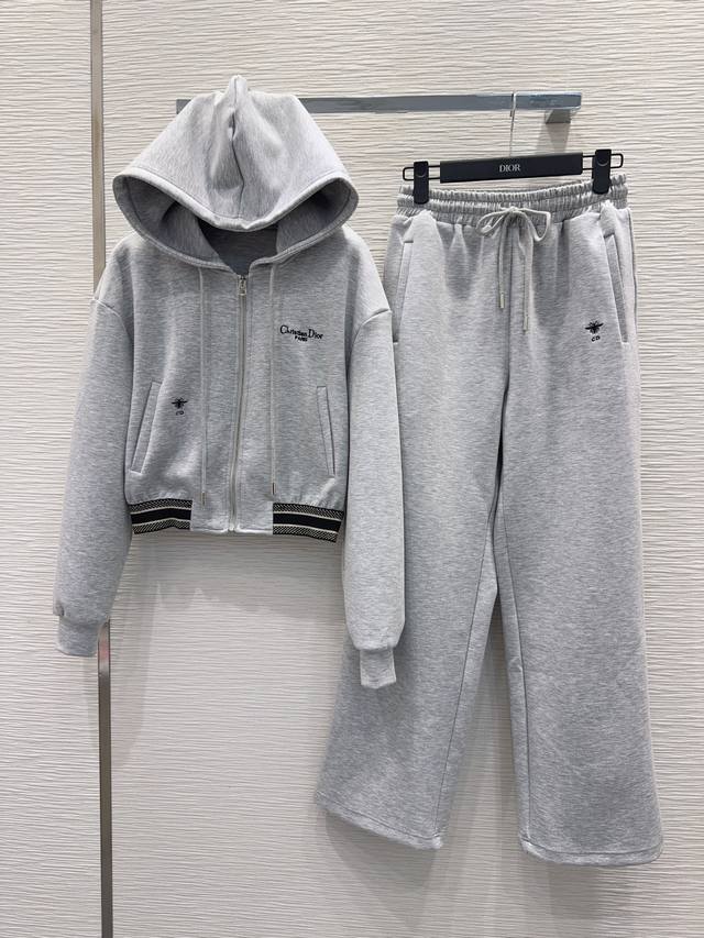 Christian Dio*'s new 2025Fw suits are slimming and stylish, creating an elegant