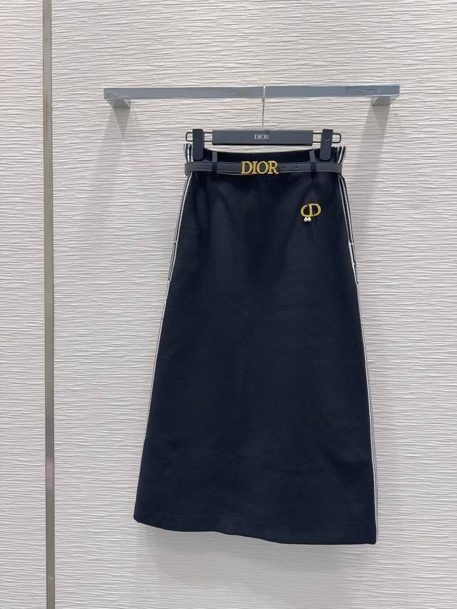 Christian Dio*'s new 2025Fw skirt is another fashionista favorite! Exquisitely d