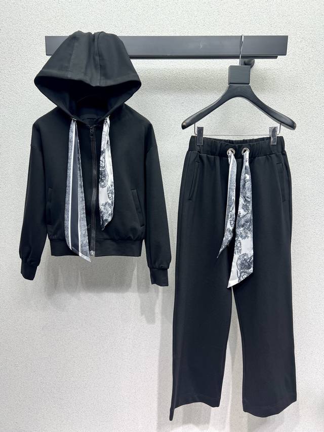 D silk scarf casual set is slimming and stylish, a retro and elegant piece. A wa