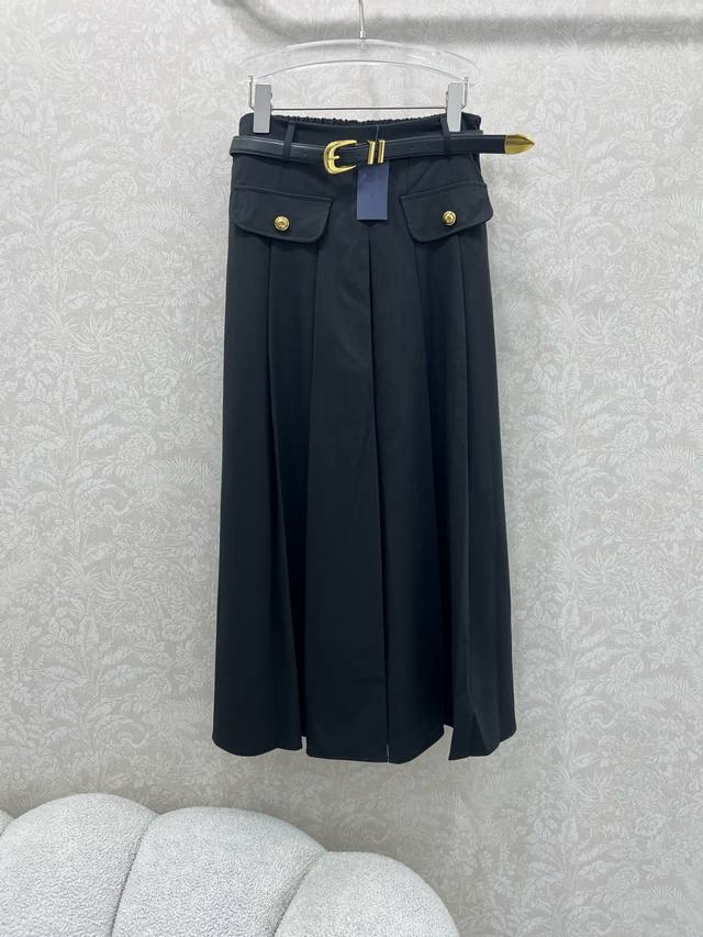Prad*25 New belted skirt. Made from classic suit fabric, this solid color is ref