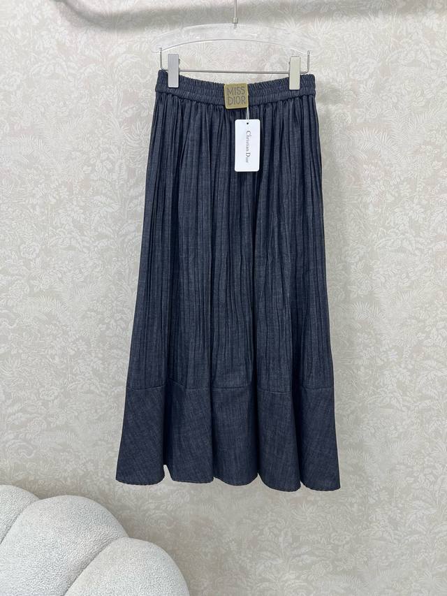 Dio* Dior's new 25 denim skirt features a Miss Dio* hardware medallion waistband