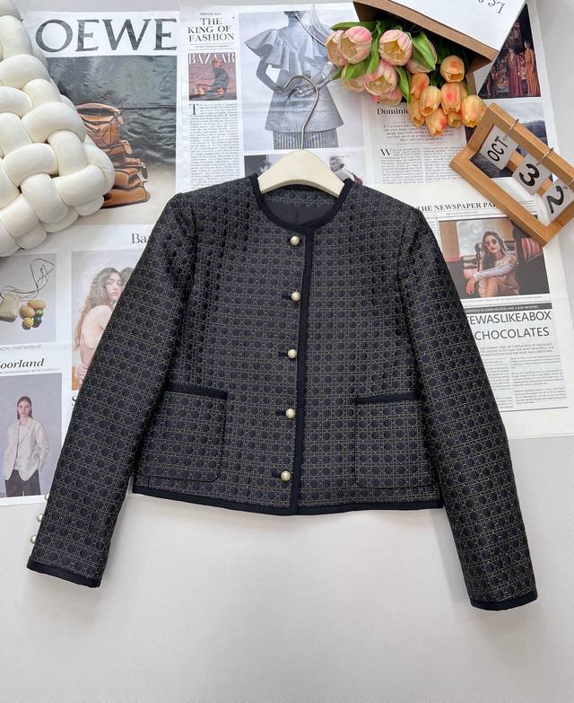 Dior 25Ss' latest autumn/winter collection features a black and gold butterfly D