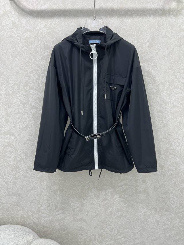 Prad*25's new lapel belted zipper jacket is here, unlocking a variety of styles.
