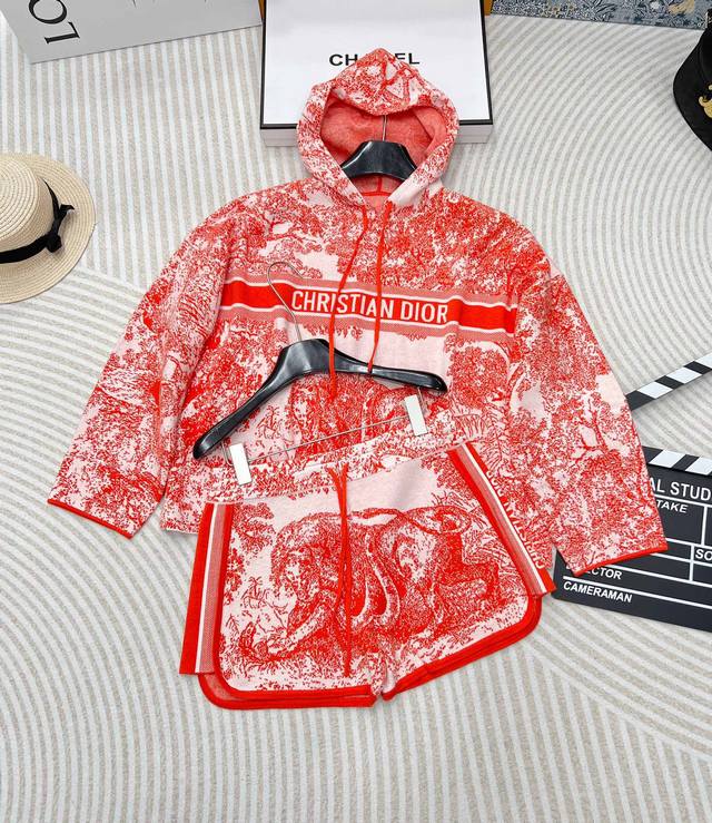 Dior's landscape cashmere suit is a huge hit! The jacket and shorts set is now i