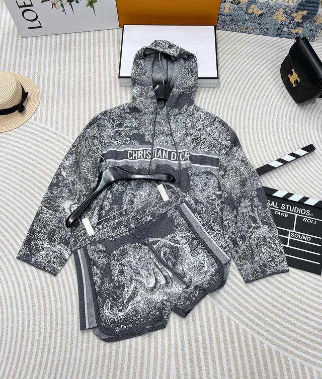 Dior's landscape cashmere suit is a huge hit! The jacket and shorts set is now i