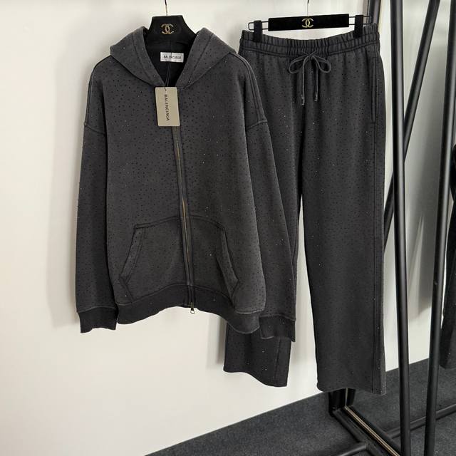 Style No. 20255138 Balenciag's newest warm fleece suit, featuring a rhinestone-