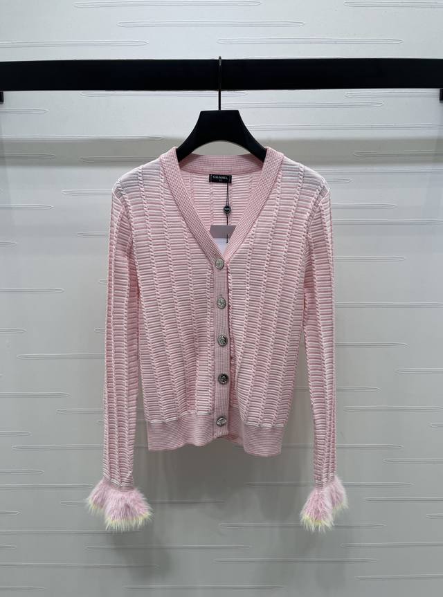 New, original, high-quality Chane* 2025 Early Fall collection! V-neck knitted c
