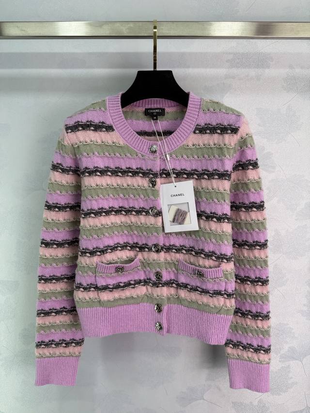 Chan*25's new fall/winter striped knitted long-sleeved cardigan features bright,