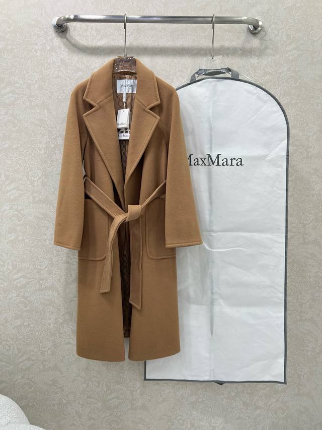 Maxmara~ Labbro's jacquard-lined, loose-fitting bathrobe with an open front is c