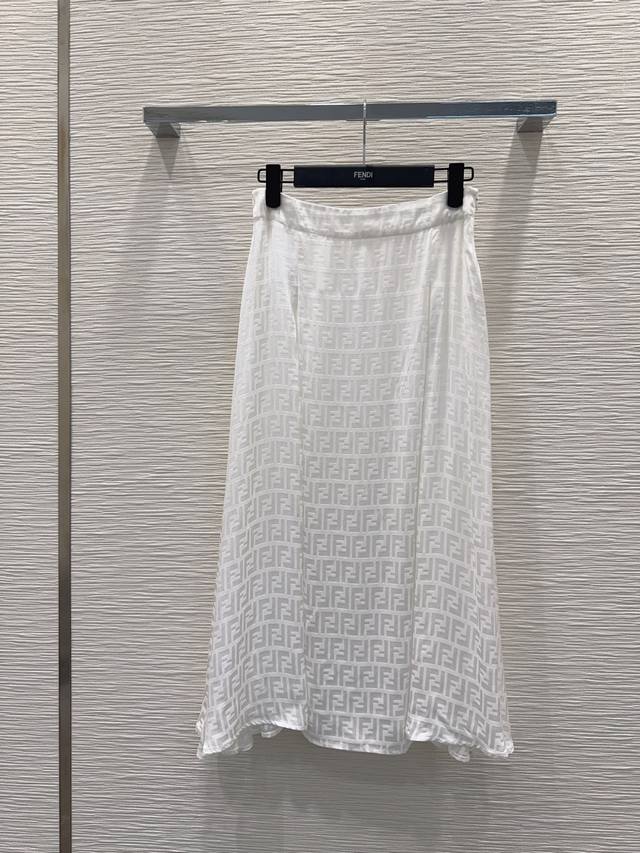Fend* 2025Fw new fabric is silky smooth! Classic and stylish, perfect for any st