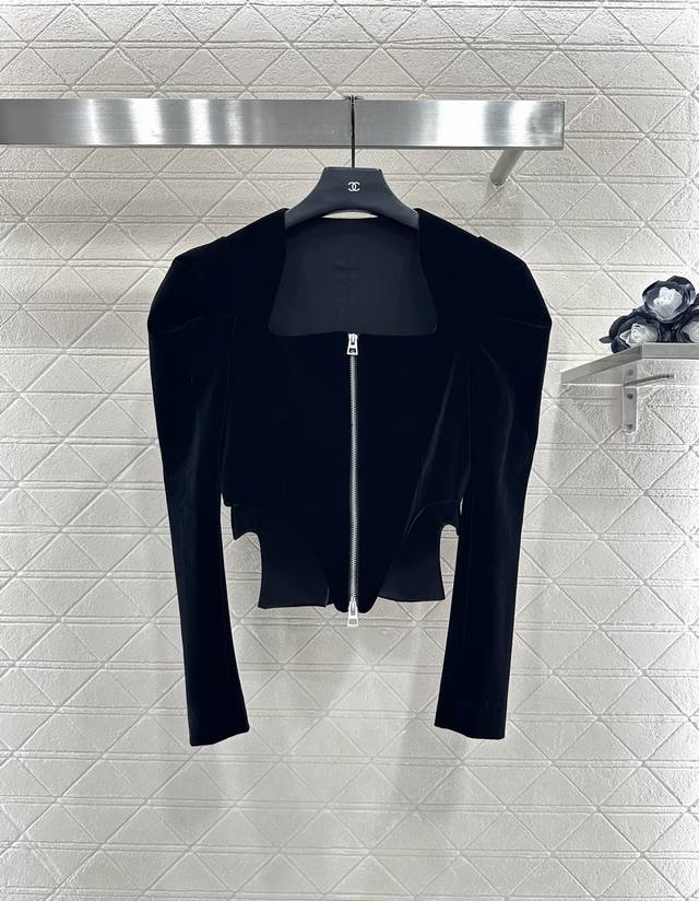 Dio* New arrival for 2025: zippered square-neck puff-sleeve top. Made from impor