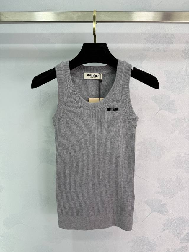 Miumi*2025 new round-neck, vertically ribbed knitted vest. Custom-woven from Yb