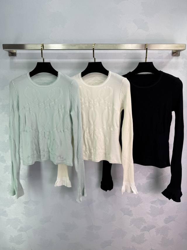 He*25's new early fall crew-neck long-sleeved top features a delicate, soft yarn