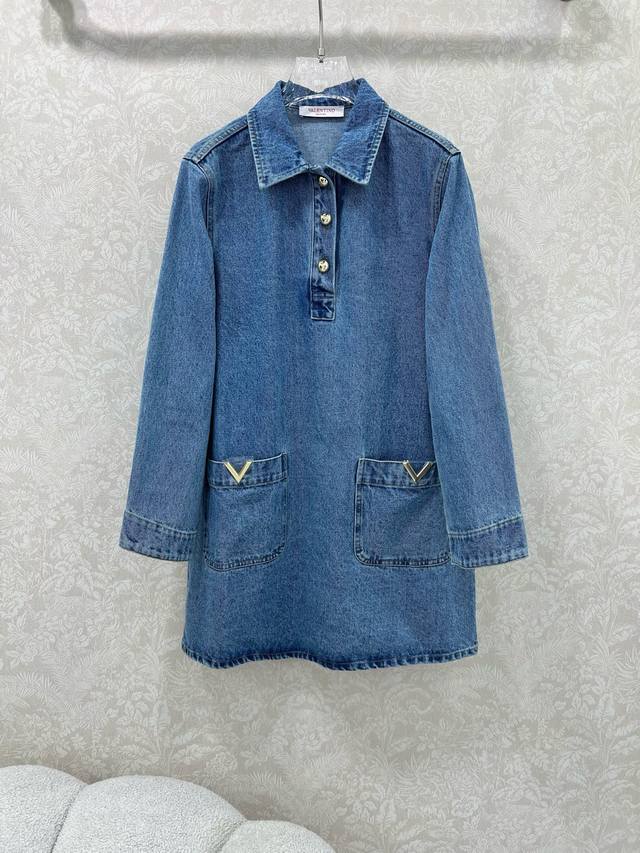 Valentin*25's new denim long-sleeved dress features a stylish, understated look,