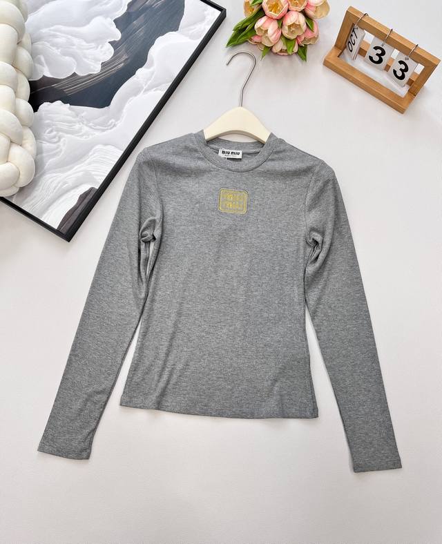 Miumiu's new gold-embroidered logo, elastic, slim-fitting, long-sleeved T-shirt