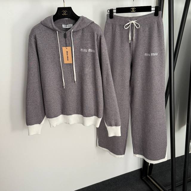 Style No. 20255077 Miumi* new knitted suit, a long-sleeved hooded pullover swea