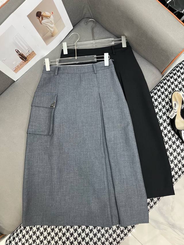 Prad* 25Ss new style skirt with large pockets and triangular logo. High-quality