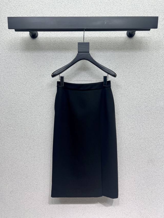 D's suit skirt is stylish, understated, and luxurious! The style is versatile an