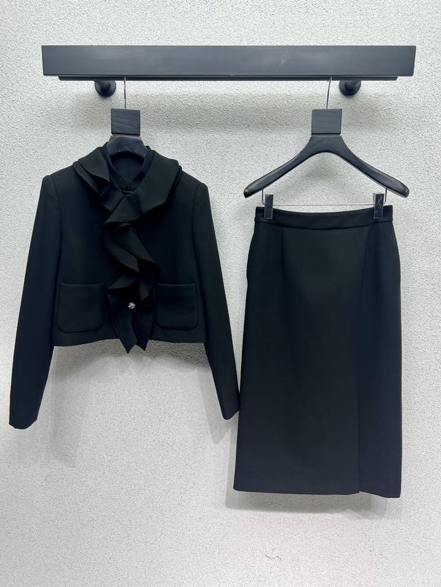 D's ruffled blazer is stylish, understated, and luxurious! The style is versatil