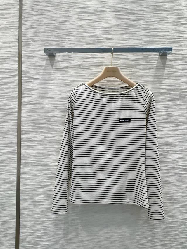 Miu Mi*'s new 2025Fw classic striped base shirt is soft and smooth. A classic, a