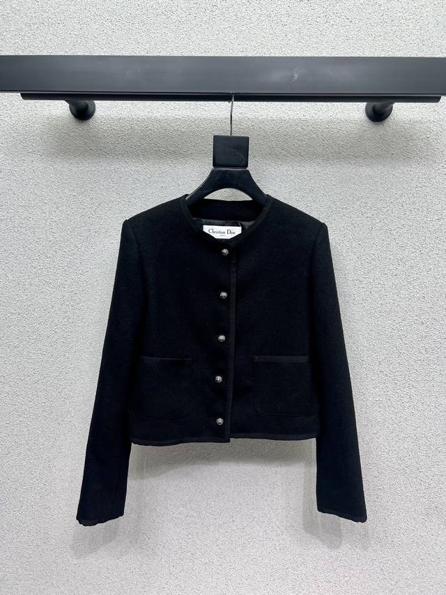 D's blazer is elegantly designed in a solid color that's very appealing. It perf