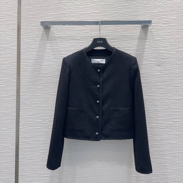 Christian Dio*'s 2025Fw new coat is another fashionista favorite! Exquisitely de