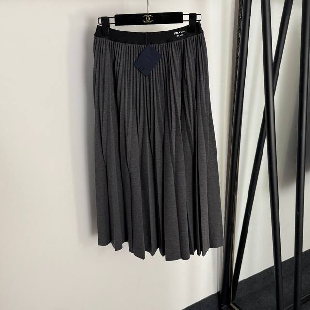 Style No. 20255032 Prad* new slimming, versatile pleated skirt with logo print
