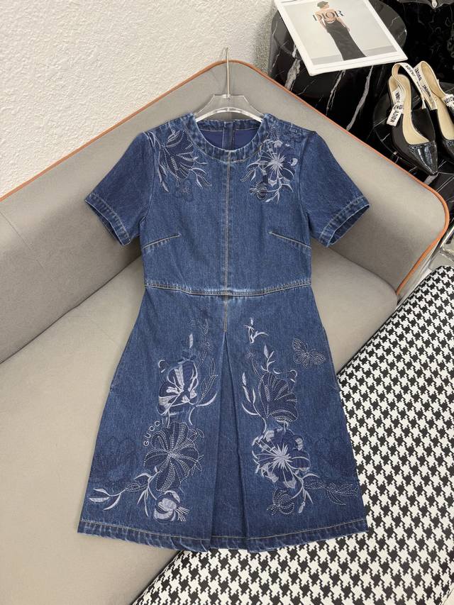 Gucc* 25Ss new denim short-sleeved dress with pattern embroidery decoration, hig