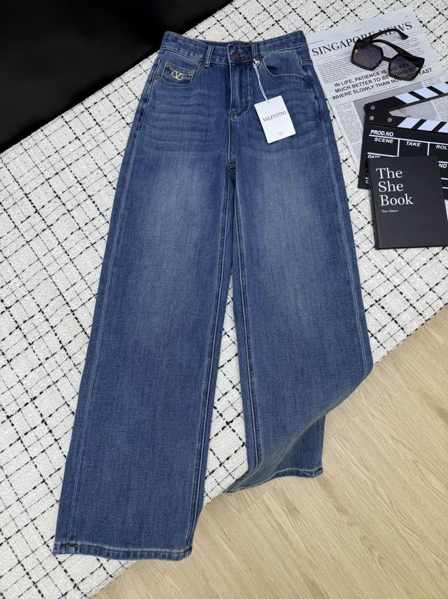 Valentin*25's new fall/winter straight-leg pants with gold-thread embroidered lo