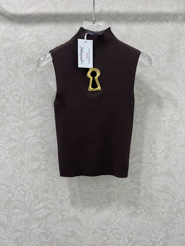 Sch* A French brand's 25th new sleeveless knit top with a gold key buckle on the