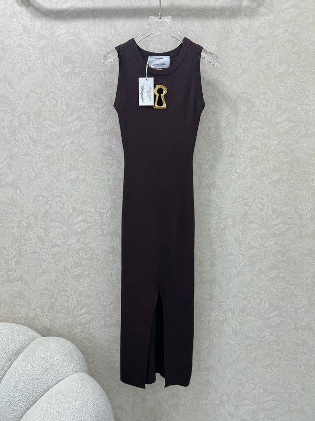 Sch* A French brand's 25th new model, this sleeveless knit dress features a gold