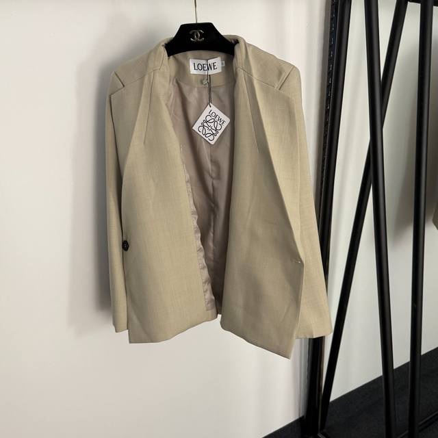 Style No. 20255018 Loew's latest British-style suit, a single-button slim-fit l