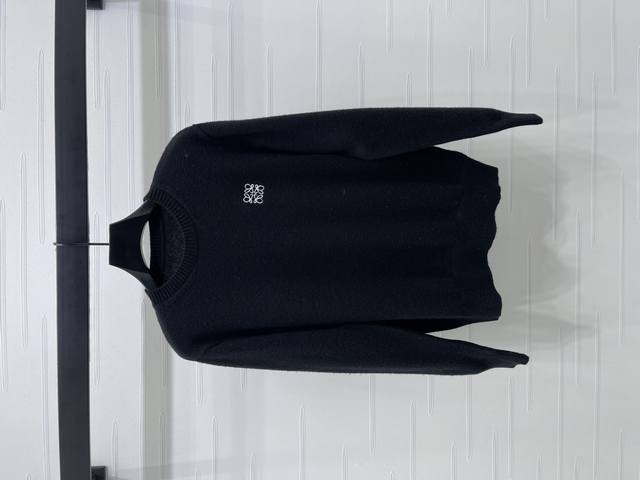 New, original, high-quality Loew* 2025 Early Fall collection! Crew-neck knitted