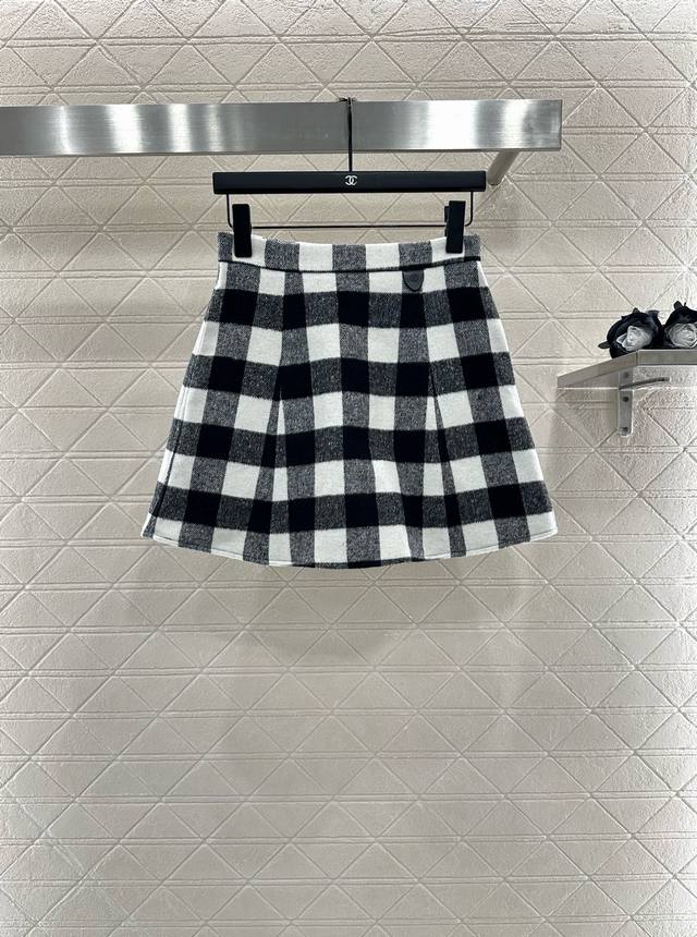 Louis Vuitto*2025 New Arrivals: Plaid Brushed Vest and Skirt Set. Made from impo