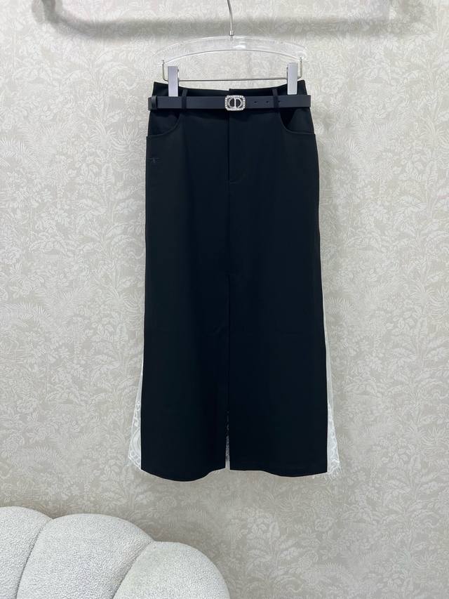 Dio*25 New solid-color lace skirt with a custom diamond-embellished belt. Embroi
