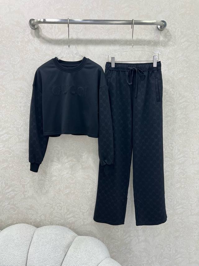 Gucc*25 New casual sports suit for sale as a complete set. The round-neck, long-