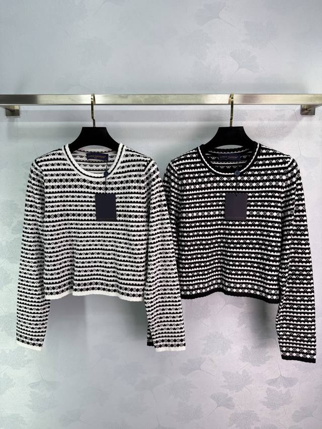 Lou*'s new striped crewneck knitted long-sleeved sweater for early fall 2025! Wo