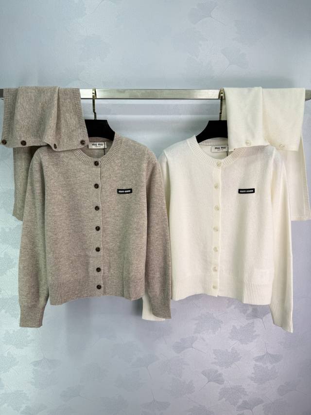 Miu*25 Early Fall new knitted cardigan, a faux two-piece design with a classic r