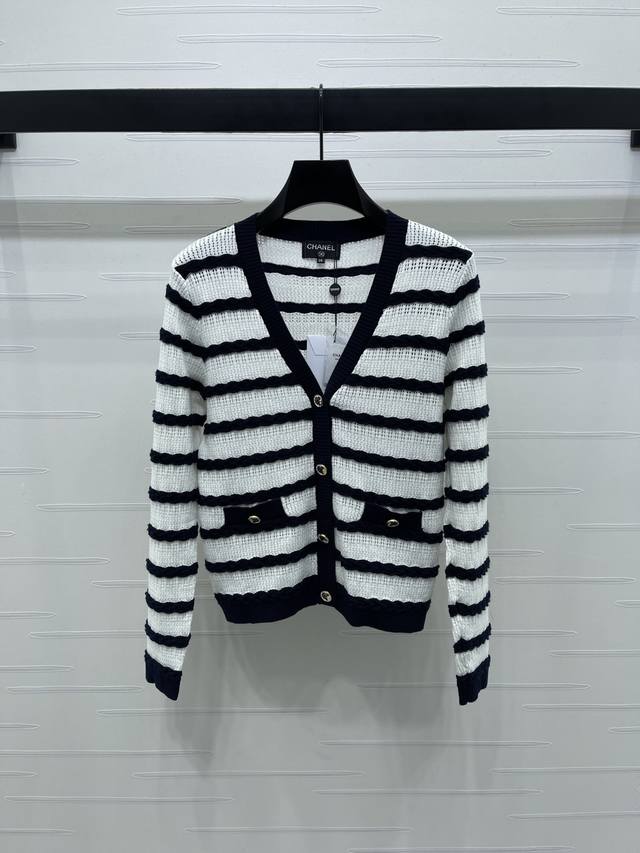 New, original, high-quality Chane* 2025 Early Fall Collection! A long, hollow-s