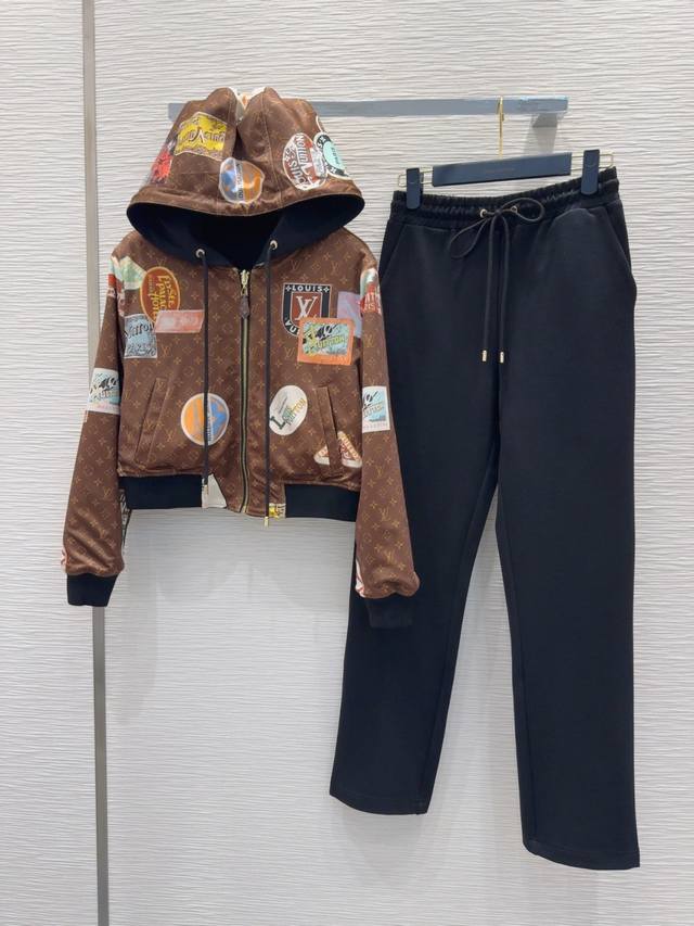 Louis Vuitto* 2025Fw new show jacket with a reversible print effect. This stylis