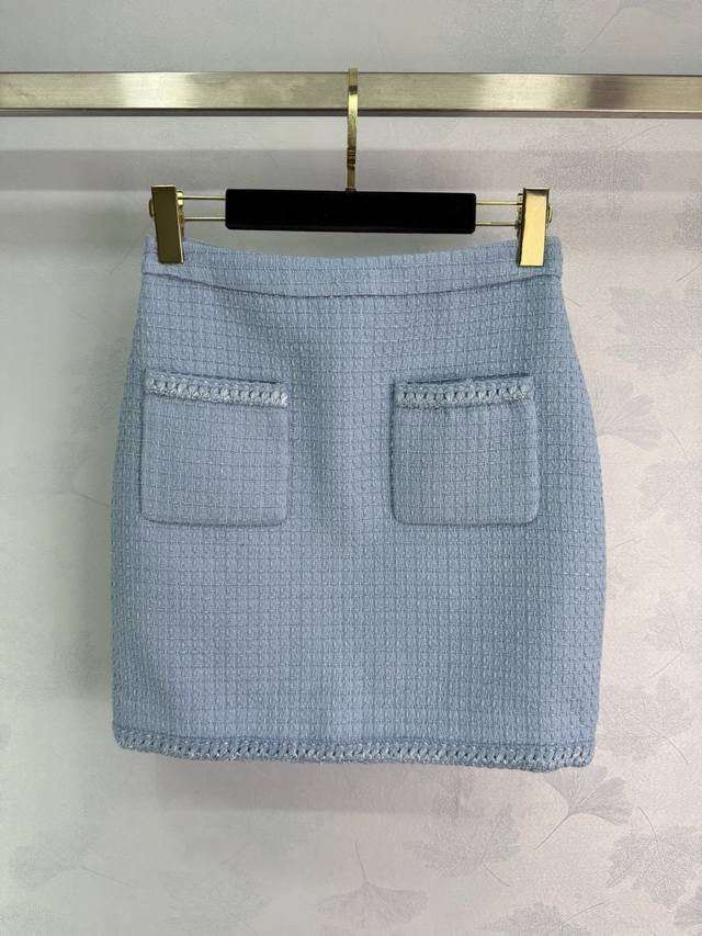 Chan*L's woolen hemmed dress and short skirt are from the Handicraft Workshop se