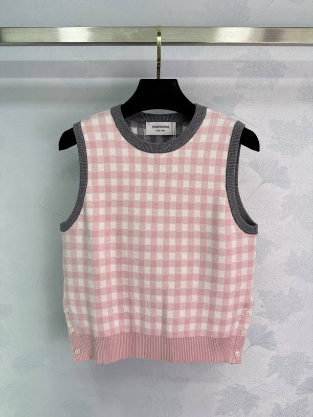 Tb*25 New early fall color-blocking plaid knit vest. This contrasting plaid desi