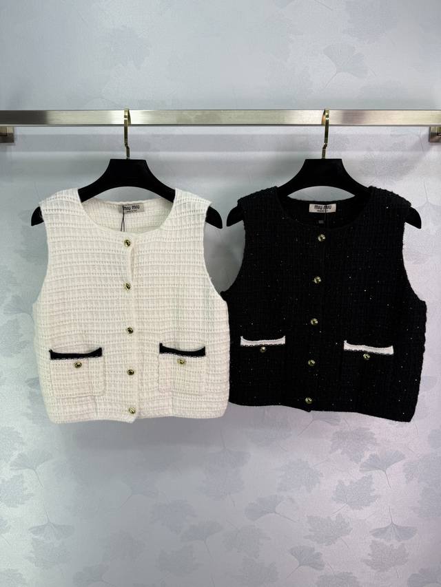 Miu*'s new 2025 Early Fall ripped checkered knit vest! Custom-woven from Yb wool
