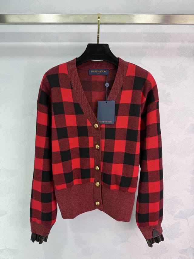 Lou*'s latest 2025 Early Fall collection! Checkered knitted V-neck long-sleeved